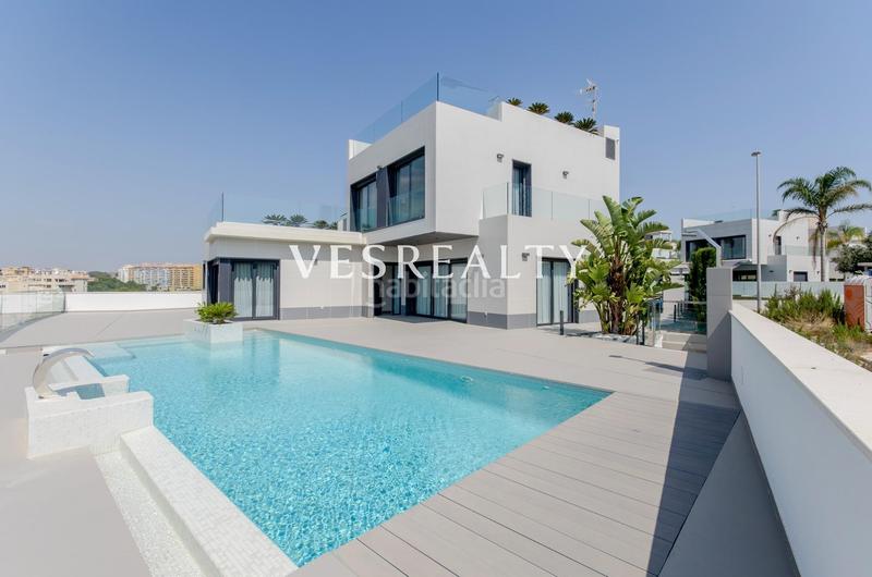 Foto eda8047b-0b0f-4e36-8f79-e10e00af29f8. Chalet en Campoamor Orihuela