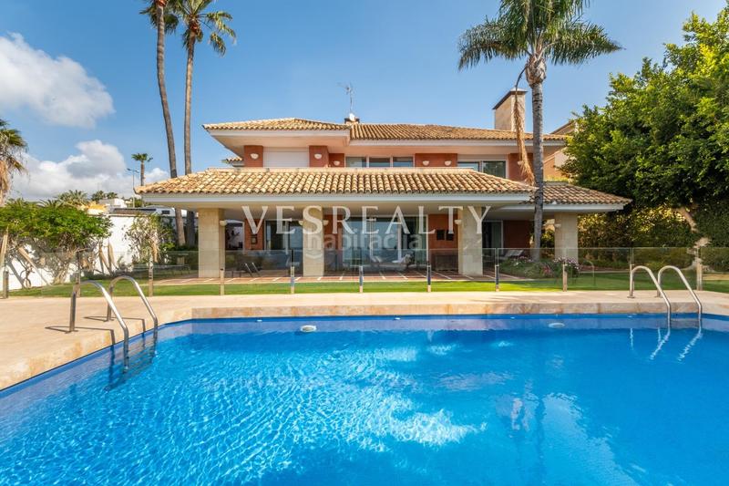 Foto 1367cfb8-e8dd-45e4-b5e9-c342ced53c7c. Chalet exclusiva villa en primera línea de mar en cabo huertas en Alicante
