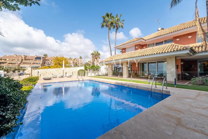 Foto 2d61f6f8-f0fc-46a3-953b-ea70b005e0ec. Chalet exclusiva villa en primera línea de mar en cabo huertas en Alicante