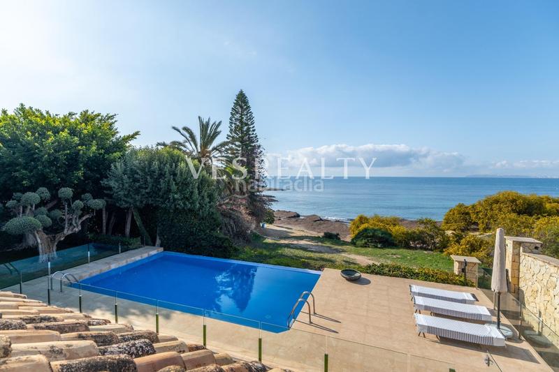Foto bc45921f-cf8b-483c-91bd-abd270ed9f81. Chalet exclusiva villa en primera línea de mar en cabo huertas en Alicante