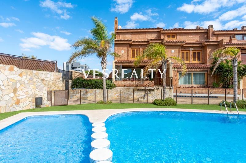 Foto a8b471a6-5280-4682-afd7-88435bf22652. Casa pareada en Cabo de las Huertas Alicante