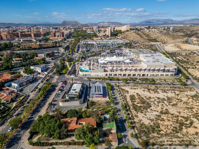 Foto 160498cf-a684-4862-8e3c-2d21f1435ac5. Chalet en Vistahermosa Alicante