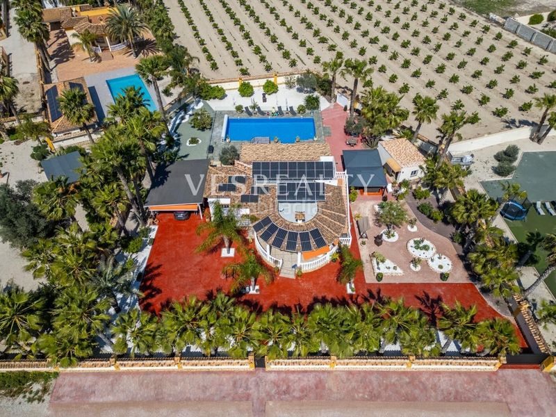 Foto 215f84f7-7bc4-4f79-8fd3-a8795f932f73. Xalet amb aparcament piscina a Catral