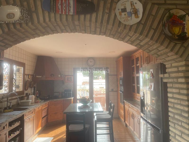 Foto d7ca7fed-96b4-401c-bdfd-976a59a4e3e7. Chalet con camino parcheggio piscina in Los Gallos Chiclana de la Frontera