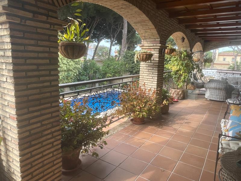 Foto e61db323-687e-42b6-8924-f7bec8a278df. Chalet con camino parcheggio piscina in Los Gallos Chiclana de la Frontera