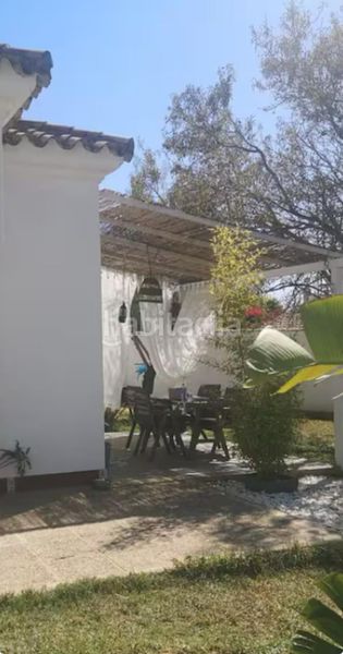 Foto d5dc5dc5-bcac-47ba-a82f-4780ea49979d. Xalet amb xemeneia aparcament piscina a Las Lagunas - Campano Chiclana de la Frontera