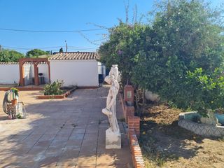 Rent Chalet in Núcleo urbano. Se alquila chalet urbano en chiclana de la frontera