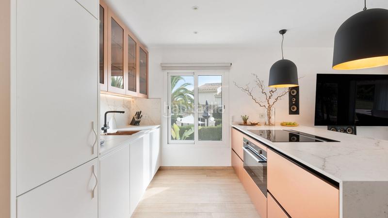 Foto 78aa328f-79ff-4026-aae2-e2be19b5d23d. Casa amb calefacció aparcament piscina a Santa María Marbella