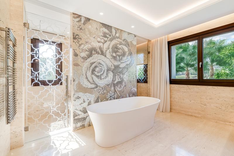 Foto f98fbd05-7721-43d3-8e4c-977a75de0720. Casa amb calefacció aparcament piscina a Los Naranjos Marbella