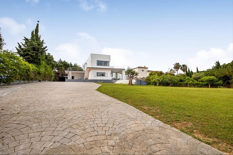 Foto 9bdb51ea-fa1c-4c6a-88ed-546370cf0f78. Xalet a urbanización las lomas 80 a Sotogrande costa Sotogrande