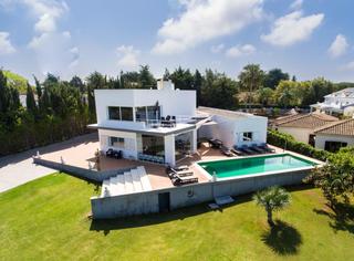 Chalet en Urbanización las lomas 80. Villa moderna en sotogrande alto