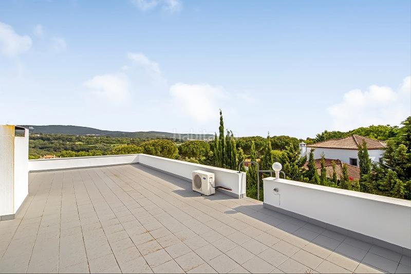 Foto aeff361e-b2fc-4d6d-b084-8a4085820889. Xalet a urbanización las lomas 80 a Sotogrande costa Sotogrande