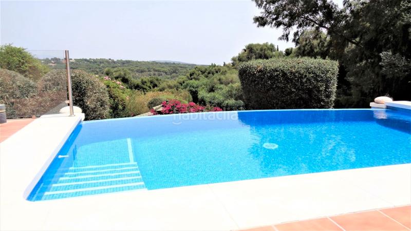 Foto 2c7b9b6f-590e-412e-afe6-b2273ab3dc51. Chalet en urbanización las lomas 80 bonita villa alto en Sotogrande