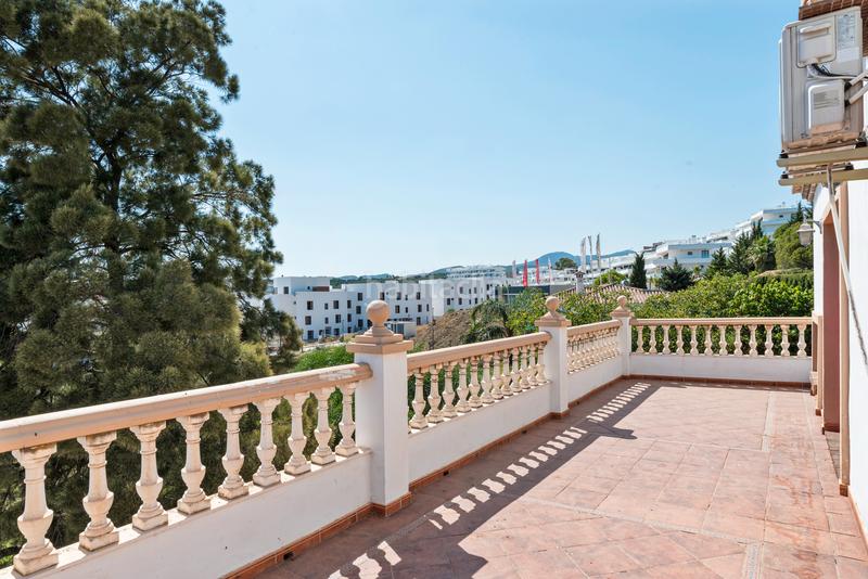 Foto 406935c5-ff17-405f-8f9e-e5f4f8d23078. Maison avec parking piscine dans Guadalobón Estepona