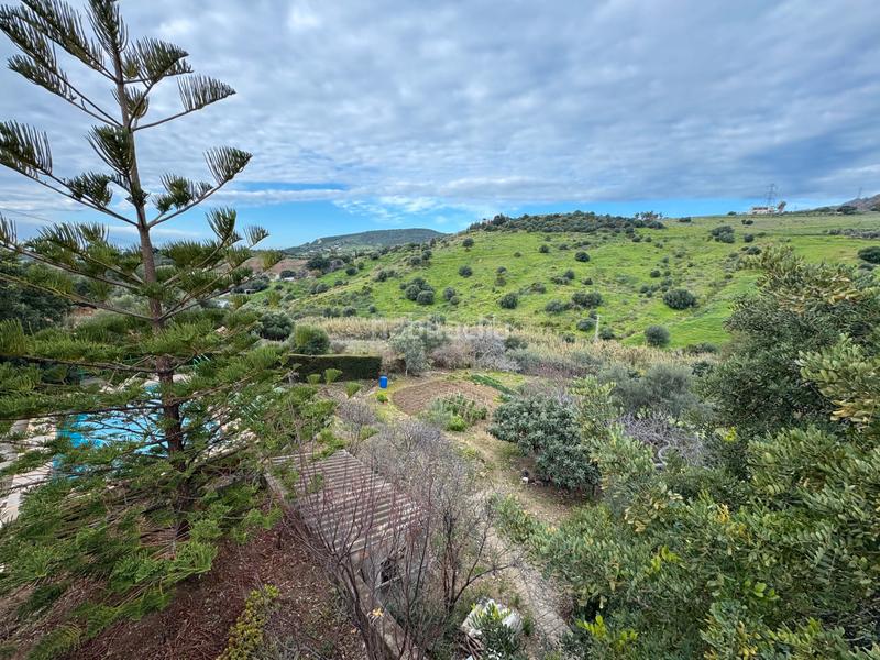 Foto c998a8d5-144c-44cb-a4ef-fdd8c3e99f6c. House with parking pool in altos de Estepona Estepona