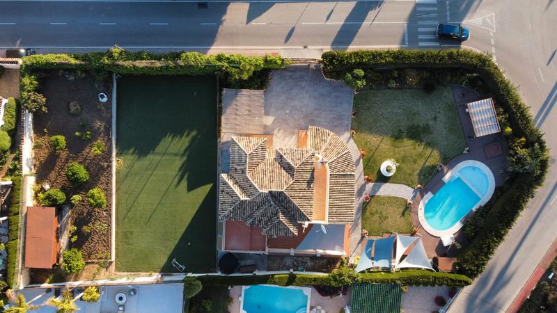 Foto 7c18a2a1-33ed-4713-acd3-973f93e1b5b5. House with parking pool in Los Naranjos Marbella