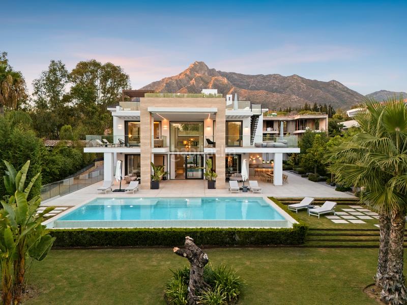 Foto 546c86cf-8fe6-4aba-a6d4-e4f62af4e794. Casa con riscaldamento parcheggio piscina in lomas de Marbella club Marbella