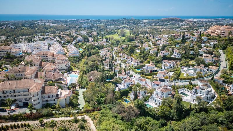 Foto c89a39e2-16fb-410d-b41f-bfc13b06f5e0. Casa en Los Naranjos Marbella