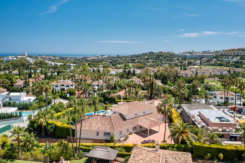 Foto 61d730d5-1d44-4210-a886-b24e2698a8a6. Maison avec chauffage parking piscine dans Los Naranjos Marbella