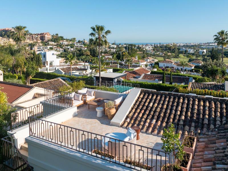 Foto 4de09409-013a-4fdb-b598-3d2e25ce28c8. House with heating parking pool in Los Naranjos Marbella