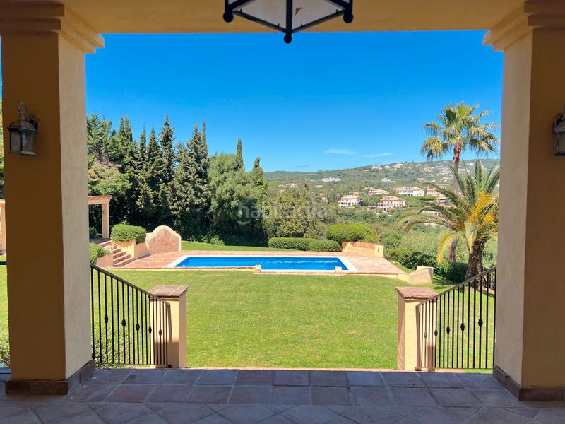 Foto 7a1ef742-3a01-41fc-a688-0f9e23440c94. Chalet en calle fernando el santo 9 villa alto en Sotogrande