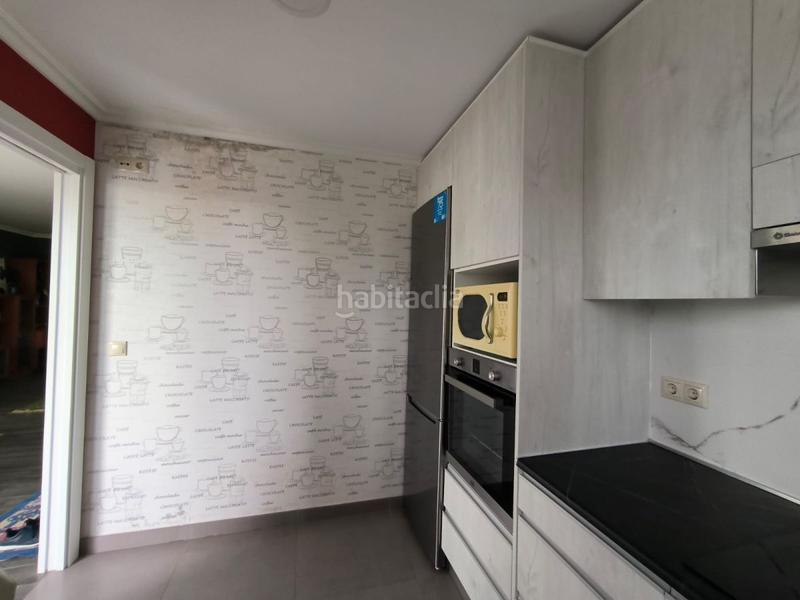 Foto c465ba3d-b7cc-49aa-a89a-1a59d2e8f38b. Chalet avec parking dans Bueu