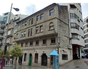 Edificio  Padre don rúa. Edificio de piedra de bajo y tres alturas