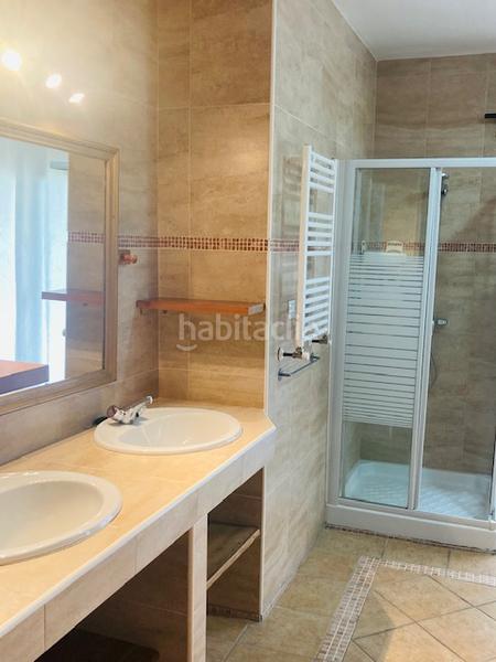 Foto 2f6a4dd9-a692-4aa3-bd87-7da345f873d4. Edifici amb piscina a Alozaina