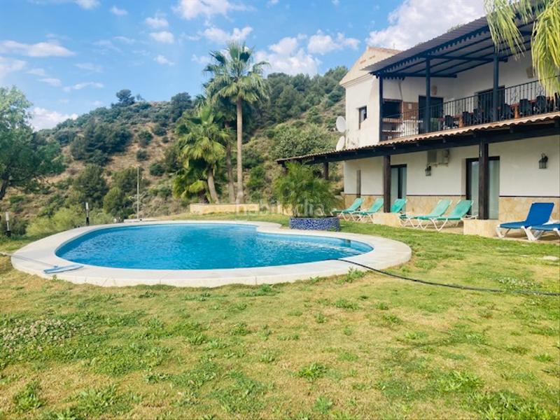 Foto 4126fe2f-acf9-4078-ae8a-0fb99c0260a6. Edifici amb piscina a Alozaina