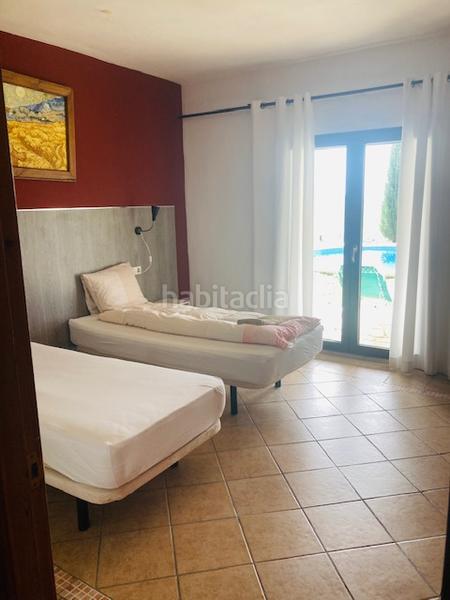 Foto 53f965ef-c1f4-43fa-8272-85adb53b13c9. Edifici amb piscina a Alozaina