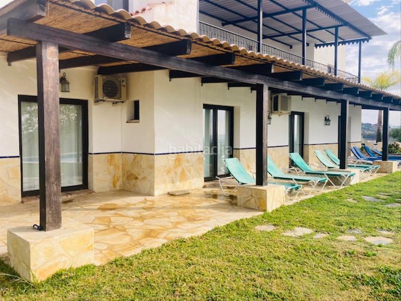 Foto 5ebb0438-0c51-428a-962a-ecae44371349. Edifici amb piscina a Alozaina