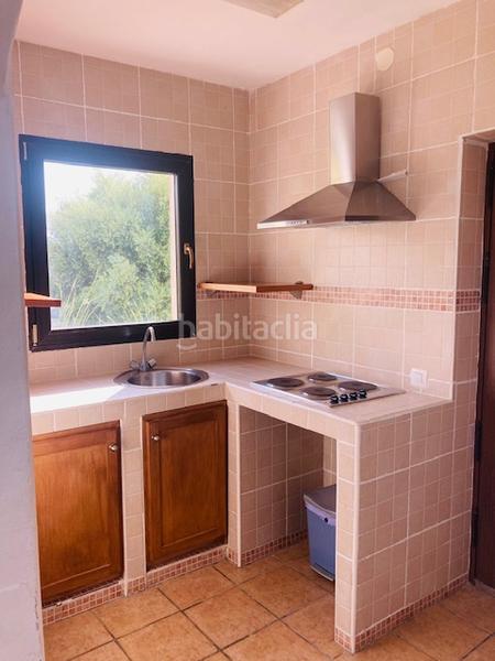 Foto a4edb906-f9ba-4488-acaa-77913727dfbf. Edifici amb piscina a Alozaina