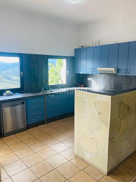 Foto e70fdcf5-dfc2-48d7-9cf6-bffe1866a8f8. Edifici amb piscina a Alozaina