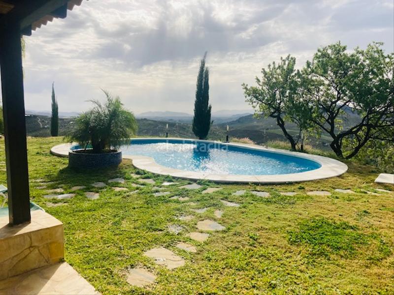 Foto fe38d839-7beb-445b-8945-73ca46f6292b. Edifici amb piscina a Alozaina