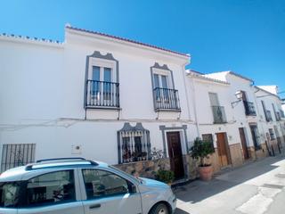 Casa adossada a Yunquera. Encantadora casa en yunquera, reformada con terraza y vistas a l