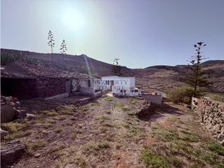 Masia a Buenavista del Norte. Estupenda finca rústica con vivienda habitable y 2 construccione