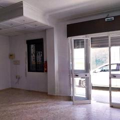 Lloguer Local Comercial a Carmona. Local comercial en alquiler, diafano 140m2