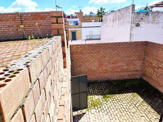 Casa en Carmona. Casa con garaje en planta baja y piso en bruto