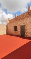 Haus in Carmona. Casa con garaje en planta baja y piso en bruto