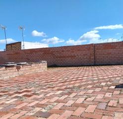 Maison à Carmona. Casa con garaje en planta baja y piso en bruto