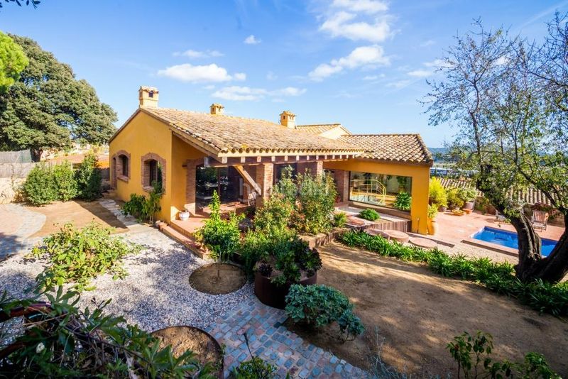 Foto 2c1ada6c-9620-4ce7-920e-104d22f0d912. Xalet amb calefacció aparcament a Mont-ras