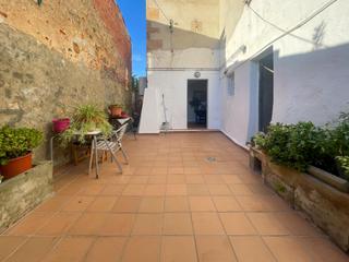 Casa adossada a Eixample. Casa de pueblo céntrica para reformar con patio en zona tranquil