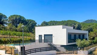 Chalet  De rocatosa. Villa moderna con piscina a estrenar