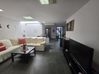 Reihenhaus in Tueda. Casa con local en muy buena ubicación en sant feliu