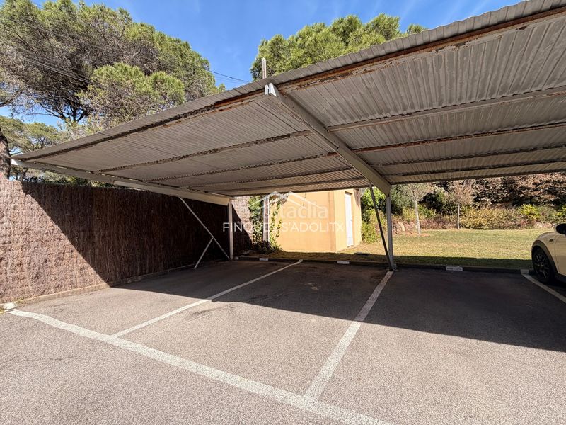 Foto 4249d355-797b-4933-a76f-fe6a3845bfcc. Planta baixa amb xemeneia calefacció aparcament piscina a S´Agaró