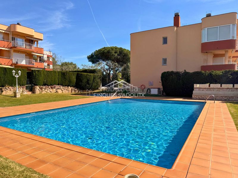 Foto c2f0db8f-209c-478a-9556-f5bfe7b378e6. Planta baixa amb xemeneia calefacció aparcament piscina a S´Agaró