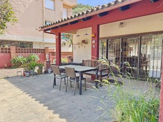 Chalet in Avinguda de la unió 39. Situada en sant antoni de calonge, a solo 1 km de la playa