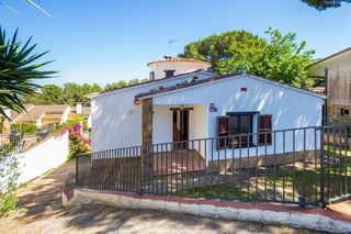 Chalet in Avinguda del rosselló 14. Exclusiva apialia costa brava