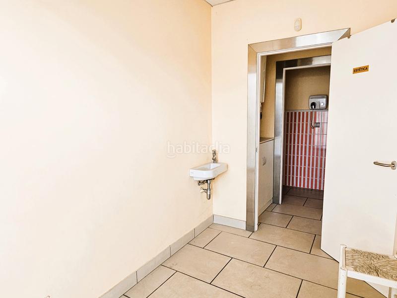 Foto 5f7c7f0c-dcf2-460a-a1bd-b4307b6209b4. Local comercial en lugar barrio san lorenzo 8d en Torrelavega