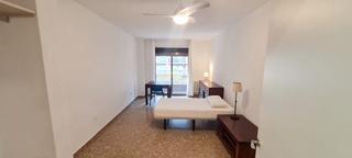 Alquiler Piso en Calle obispo hurtado 19. Habitación con terraza y calefacción